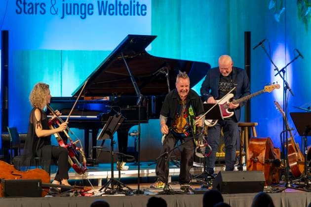 27 09 2023, International Classical Festival Festival of Nations 2023, at the Kurhaus Bad Wörishofen in Unterallgäu, The British violinist Nigel Kennedy friends, Kennedy with E violin 27 09 2023, Classical Festival Bad Wörishofen 27 09 2023, Classical Festival Bad Wörishofen