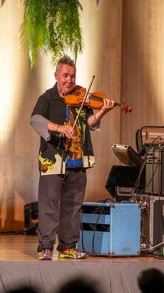 27 09 2023, International Classical Festival Festival of Nations 2023, at the Kurhaus Bad Wörishofen in Unterallgäu, British violinist Nigel Kennedy friends, 27 09 2023, Classical Festival Bad Wörishofen 27 09 2023, Classical Festival Bad Wörishofen