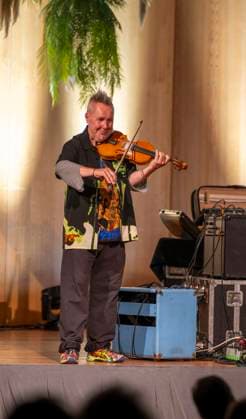 27 09 2023, International Classical Festival Festival of Nations 2023, at the Kurhaus Bad Wörishofen in Unterallgäu, British violinist Nigel Kennedy friends, 27 09 2023, Classical Festival Bad Wörishofen 27 09 2023, Classical Festival Bad Wörishofen