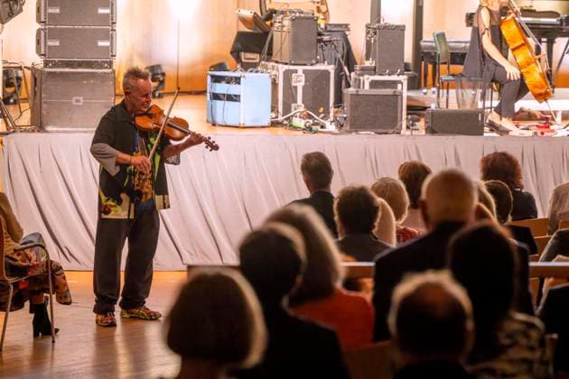 27 09 2023, International Classical Festival Festival of Nations 2023, at the Kurhaus Bad Wörishofen in Unterallgäu, British violinist Nigel Kennedy friends, Kennedy leaves the stage in the encore to be close to the audience 27 09 2023, Classical Festival Bad Wörishofen 27 09 2023, Classical Festival Bad Wörishofen