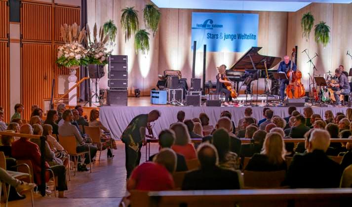 27 09 2023, International Classical Festival Festival of Nations 2023, at the Kurhaus Bad Wörishofen in Unterallgäu, British violinist Nigel Kennedy friends, Kennedy leaves the stage in the encore to be close to the audience 27 09 2023, Classical Festival Bad Wörishofen 27 09 2023, Classical Festival Bad Wörishofen