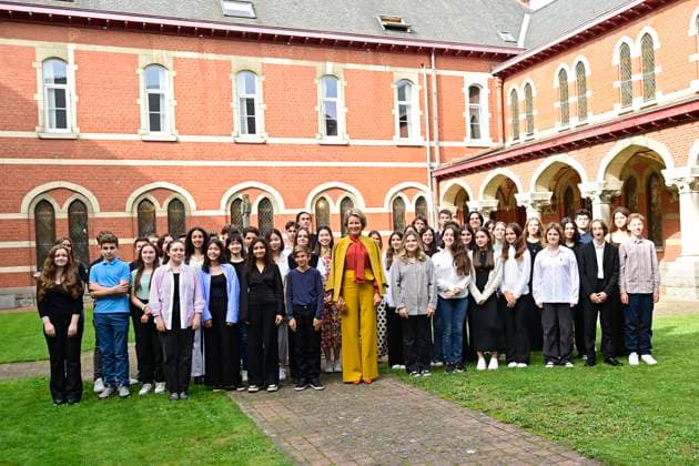 HRH Queen Mathilde Visits Musica Mundi in Waterloo WATERLOO, BELGIUM - SEPTEMBER 28 : Queen Mathilde of Belgium is visiting the Musica Mundi school in Waterloo. This international school offers young gifted musicians aged 10 to 18 the opportunity to combine professional music training with a general secondary education program. Young talents from all over the world receive intensive individual instrument training and classroom lessons in music and general education. The Queen attends a lesson, attends a concert and meets the teachers and students..Visit pictured on SEPTEMBER 28, 2023 in Waterloo, Belgium, 28 09 2023 Waterloo Belgium  Copyright: xPhilipxReynaersx