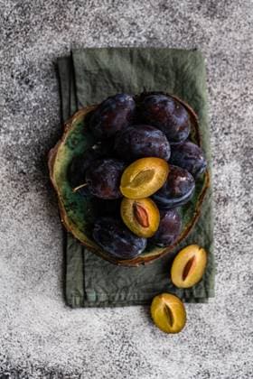 IMAGO Creative, Jahreszeit Sommer, Food, Pflaume Top view of organic ripe plums served in marble bowl placed on napkin on gray surface Model Released AnnaBogush_ID16675_508696_002 Copyright: xAnnaxBogushx