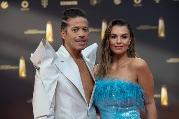 Laura WONTORRA, presenter, Jorge GONZALEZ, model coach red carpet, red carpet show, arrival, arrival, German Television Award ceremony, The German Television Award 2023, German Television Award 2023 at MMC Studios Cologne, on 28 09 2023