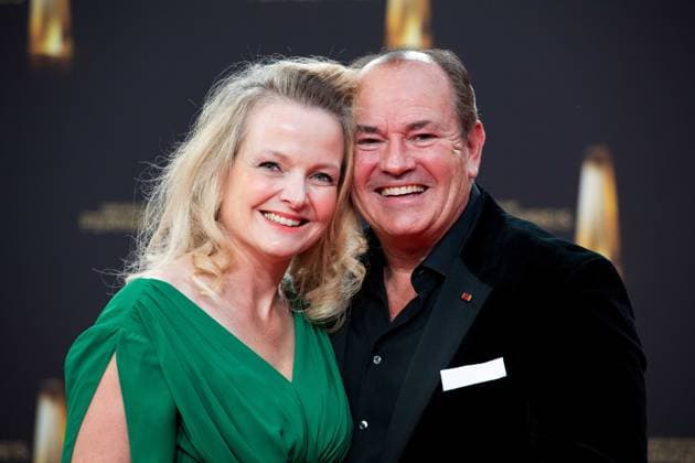 Wolfram KONS, presenter, with wife Alexa, red carpet, red carpet show, arrival, arrival, award ceremony of the German Television Award, The German Television Award 2023, German Television Award 2023 in the MMC Studios Cologne, on 28 09 2023