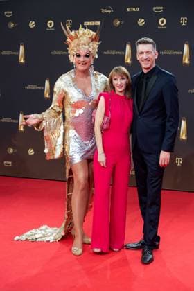 v l Olivia JONES, Drag Queen, Steffen HALLASCHKA, presenter, with wife Anne Katrin, Red Carpet, Red Carpet Show, Arrival, Arrival, German Television Award, German Television Award 2023, German Television Award 2023 at MMC Studios Cologne, on 28 09 2023