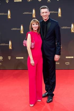 Steffen HALLASCHKA, presenter, with wife Anne Katrin, red carpet, red carpet show, arrival, arrival, award of the German Television Award, The German Television Award 2023, German Television Award 2023 in the MMC Studios Cologne, on 28 09 2023