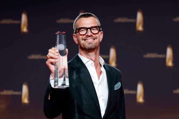 Host Joko Winterscheidt shows off his award for Best Documentary Series for the Prime Video program Joko Winterscheidt Presents The WorldÂs Most Dangerous Show at the German Television Award 2023 gala at the Coloneum Cologne, 28 09 2023 NRW Germany. Copyright: xChristophxHardtx