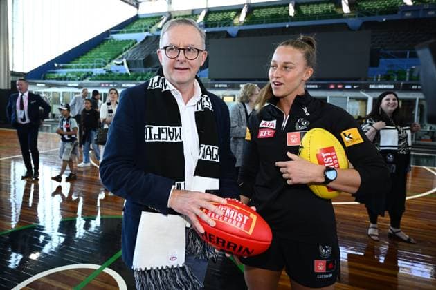 ANTHONY ALBANESE AFL MAGPIES ANNOUNCEMENT, Prime Minister Anthony Albanese Collingwood AFLW player Ruby Schleicher at Collingwood Football Club, Olympic Park in Melbourne, Friday, September 29, 2023. ( NO ARCHIVING, EDITORIAL USE ONLY, NO USE IN BOOKS WITHOUT CONSENT MELBOURNE VIC AUSTRALIA  Copyright: xJOELxCARRETTx 20230929001846715744
