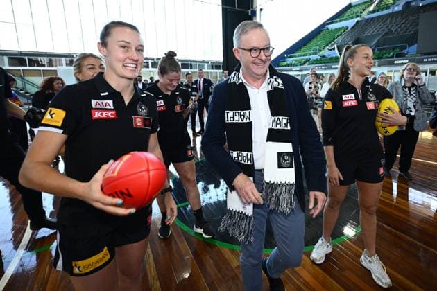 ANTHONY ALBANESE AFL MAGPIES ANNOUNCEMENT, Prime Minister Anthony Albanese with Collingwood AFLW players Jordyn Allen and Ruby Schleicher at Collingwood Football Club, Olympic Park in Melbourne, Friday, September 29, 2023. ( NO ARCHIVING, EDITORIAL USE ONLY, NO USE IN BOOKS WITHOUT CONSENT MELBOURNE VIC AUSTRALIA  Copyright: xJOELxCARRETTx 20230929001846716671