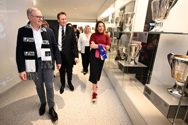 ANTHONY ALBANESE AFL MAGPIES ANNOUNCEMENT, Prime Minister Anthony Albanese, Collingwood president Jeff Browne and Federal Sports Minister Anika Wells during a visit to Collingwood Football Club, Olympic Park in Melbourne, Friday, September 29, 2023. ( NO ARCHIVING, EDITORIAL USE ONLY, NO USE IN BOOKS WITHOUT CONSENT MELBOURNE VIC AUSTRALIA  Copyright: xJOELxCARRETTx 20230929001846721121