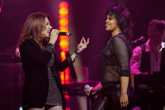 September 28, 2023, Toronto, ON, CANADA: Lee Aaron and Fefe Dobson perfom öÄÃ²Watcha Do to My BodyöÄÃ during the 2023 CanadaöÄÃ s Walk of Fame ceremony in Toronto, Thursday, Sept. 28, 2023. 13 bands were inducted into this years class at the Rock of Fame event. Toronto CANADA  - ZUMAc35_ 20230928_zaf_c35_132 Copyright: xAndrewxLahodynskyjx