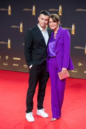 Anja KLIN, actress, with her son Tano, red carpet, red carpet show, arrival, arrival, award ceremony of the German Television Award, The German Television Award 2023, German Television Award 2023 in the MMC Studios Cologne, on 28 09 2023