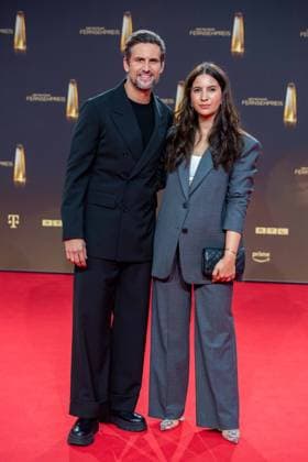 Tom BECK, actor, and partner Chryssanthi KAVAZI, red carpet, red carpet show, arrival, arrival, German Television Award ceremony, The German Television Award 2023, German Television Award 2023 at MMC Studios Cologne, on 28 09 2023.
