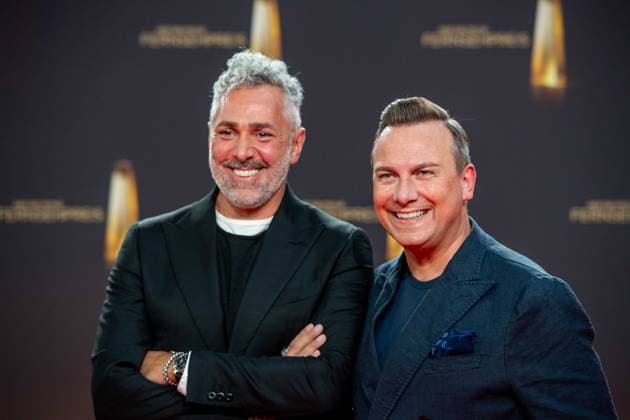 Rim RAUE, right, cook, attendant not identified, red carpet, red carpet show, arrival, arrival, German Television Award ceremony, The German Television Award 2023, German Television Award 2023 at MMC Studios Cologne, on 28 09 2023.