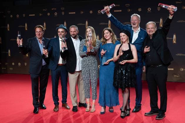 Award winner Jella HAASE, actress, 3 v r and the team of the film KLEO, category Best Drama Series, award ceremony of the German Television Award, The German Television Award 2023, German Television Award 2023 at the MMC Studios Cologne, on 28 09 2023