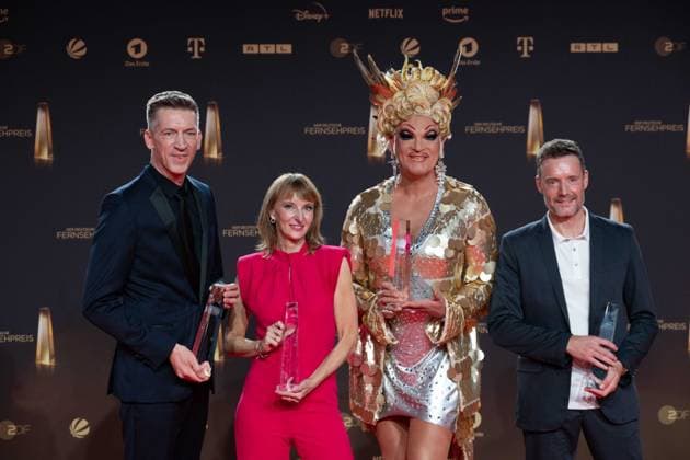 Laureate v l Steffen HALLASCHKA and wife Anne Katrin, Olivia JONES, xxxx, category Best Infotainment Dying for Beginners, Award Ceremony of the German Television Award, The German Television Award 2023, German Television Award 2023 in the MMC Studios Cologne, on 28 09 2023