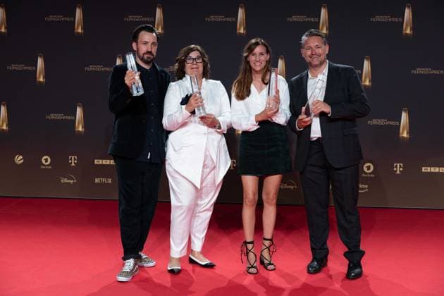 Award winner Jan KOEPPEN, left, presenter and his team, category Best Entertainment Reality for Ich bin ein Star holt mich hier raus Dschungelcamp award ceremony of the German Television Award, The German Television Award 2023, German Television Award 2023 in the MMC Studios Cologne, on 28 09 2023