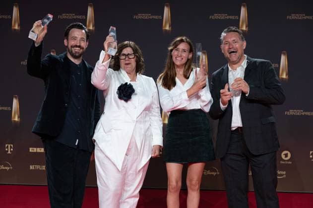 Award winner Jan KOEPPEN, left, presenter and his team, category Best Entertainment Reality for Ich bin ein Star holt mich hier raus Dschungelcamp award ceremony of the German Television Award, The German Television Award 2023, German Television Award 2023 in the MMC Studios Cologne, on 28 09 2023