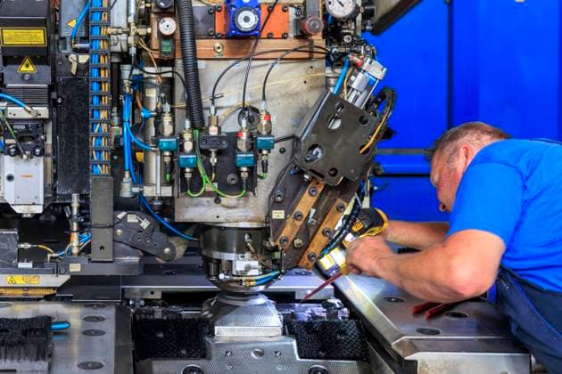 Fachkräfte dringend gesucht-Calauer Schrank- und Gehäusebau GmbH caleg DEU Brandenburg Calau Â Instandhaltungsmechaniker bei der Arbeit: Überall werden Fachkräfte gesucht. Die Calauer Schrank- und Gehäusebau GmbH caleg kann bei den hochmodernen Maschinen nicht auf externe Techniker warten. Das mittelständische Brandenburger Unternehmen hat sich auf den Schaltschrankbau, vor allem für den Maschinen- und Anlagenbau spezialisiert. Produziert wird mit modernsten CNC-gesteuerten Lösungen für das Stanzen, Lasern, Biegen und Schweißen. Der Einsatz von Industrierobotern ist im Aufbau. Weitere automatisierte und teilautomatisierte Produktionsabläufe finden in den Bereichen Schweißen und Pulverbeschichtung ihre Anwendung.