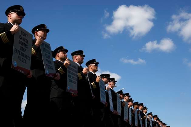 News Bilder des Tages September 29, 2023, TORONTO, ON, Canada: Air Canada pilots stage a demonstration outside Pearson International Airport in Toronto, as the union is calling for an updated contract for the pilots, Friday, Sept. 29, 2023. TORONTO Canada  - ZUMAc35_ 20230929_zaf_c35_036 Copyright: xColexBurstonx