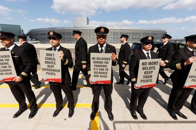 September 29, 2023, TORONTO, ON, Canada: Air Canada pilots stage a demonstration outside Pearson International Airport in Toronto, as the union is calling for an updated contract for the pilots, Friday, Sept. 29, 2023. TORONTO Canada  - ZUMAc35_ 20230929_zaf_c35_042 Copyright: xColexBurstonx