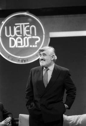 Mario Adorf (Schauspieler) 02 92 pp Mario Adorf am 22. Februar 1992 bei Wetten, dass..? (ZDF) aus Emden TV Fernsehen Fernsehsendung Show Fernsehshow Deutschland deutsch deutscher Mann Schauspiel Film Spielfilm Kino Theater Bühne Autor Kinofilm german actor author writer hoch halb stehend lächelnd Hände in Hosentaschen sw *** Mario Adorf actor 02 92 pp Mario Adorf on 22 February 1992 at Wetten, dass ZDF from Emden TV television television program show television show Germany German German man acting film feature film cinema theater stage author cinema film German actor author writer high half standing smiling hands in trouser pockets bw