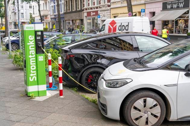 Stromtanke, Ladesäuen für E-Autos, in Düsseldorf Unterbilk, Wohnviertel, NRW, Deutschland Stromtanke *** Electricity station, charging station for E cars, in Düsseldorf Unterbilk, residential area, NRW, Germany Electricity Station