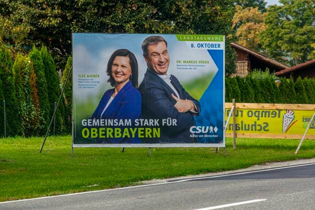 Wahlplakate zur Landtagswahl am 8. Oktober 2023 sind in der Nähe von Garmkisch-Partenkirchen ( Landkreis Garmisch-Partenkirchen ) zu sehen. CSU Markus Söder und Ilse Aigner Landtagswahl Bayern *** Election posters for the state election on October 8, 2023 are seen near Garmkisch Partenkirchen district CSU Markus Söder and Ilse Aigner state election Bavaria