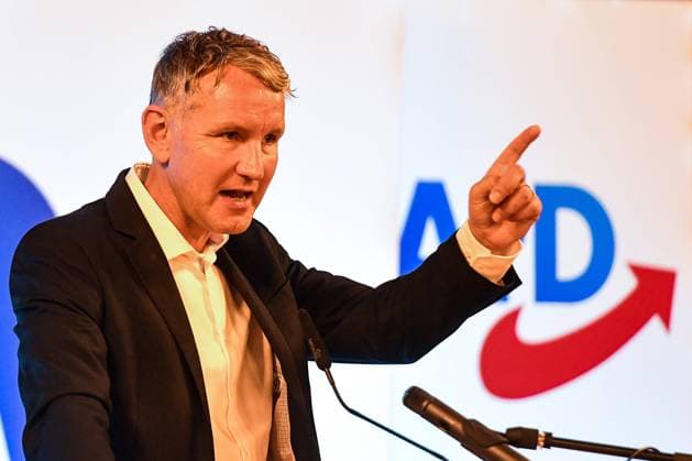 News Bilder des Tages GER, Wahlkampfveranstaltung der AfD in Kaufbeuren-Neugablonz 30.09.2023, Gablonzer Haus, Kaufbeuren-Neugablonz, GER, Wahlkampfveranstaltung der AfD in Kaufbeuren-Neugablonz, eine Woche vor der Landtagswahl in Bayern intensivieren alle Parteien nochmals ihren Wahlkampf. In Neugablonz treten vor ca 400 Menschen neben den lokalen Kandidaten auch die Spitzenkandidatin der AfD in Bayern, sowie der Fraktionsvorsitzende der AfD in Thueringen auf. Zeitgleich findet vor dem Veranstaltungort eine Gegendemonstration statt. im Bild Björn Höcke Bjoern Hoecke (Fraktionsvorsitzender der AfD in Thüringen) *** GER, Election campaign event of the AfD in Kaufbeuren Neugablonz 30 09 2023, Gablonzer Haus, Kaufbeuren Neugablonz, GER, Election campaign even nordphoto GmbHxHafner nph00200