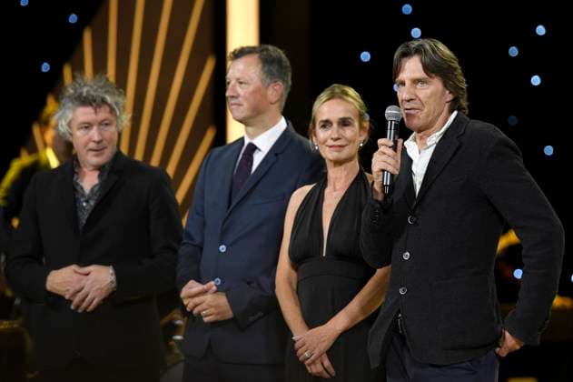Aidan Gillen, Neil Forsyth, Sandrine Bonnaire and James Marsh at the awards ceremony at the 71 San Sebastian International Film Festival Festival Internacional de Cine de San Sebastian at the Kursaal San Sebastian, 30 09 2023 Foto:xC.xNiehausx xFuturexImagex preisverleihung_3939