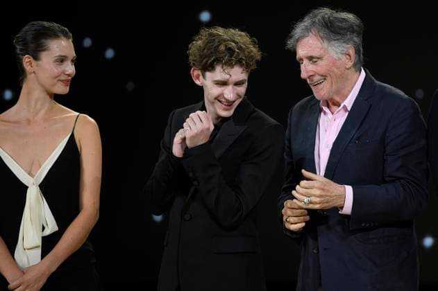 Leonie Lojkine, Fionn O Shea and Gabriel Byrne at the awards ceremony at the 71 San Sebastian International Film Festival Festival Internacional de Cine de San Sebastian at the Kursaal San Sebastian, 30 09 2023 Foto:xC.xNiehausx xFuturexImagex preisverleihung_3942