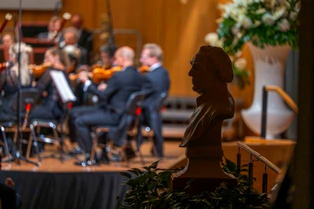 30 09 2023, International Classical Music Festival Festival of Nations 2023, at the Kurhaus Bad Wörishofen in Unterallgäu, Munich Radio Orchestra, Pastor Kneipp bust on the edge 30 09 2023, Classical Music Festival Bad Wörishofen 30 09 2023, Classical Music Festival Bad Wörishofen
