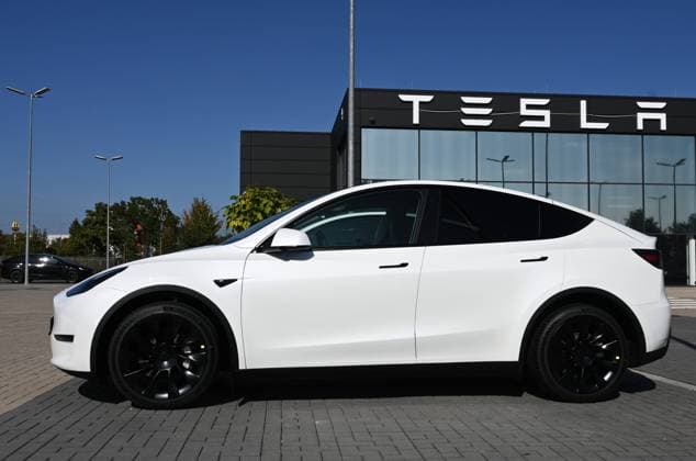 Tesla, Inc until February 1, 2017 Tesla Motors, is a publicly traded U.S. automaker that produces battery storage and photovoltaic systems in addition to electric cars In