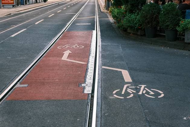 Düsseldorf 01.10.2023 Fahrradstreifen Radstreifen Fahrradspur Radspur Velo Auto KFZ Parkverbot Bussgeld Knöllchen Radweg Fahrradweg Radwegparker Strassenbahn U-Bahn Tram Gleise Unfallgefahr Düsseldorf Nordrhein-Westfalen Deutschland *** Dusseldorf 01 10 2023 bicycle lane bicycle lane bicycle car car parking ban fine parking ticket bicycle lane bicycle lane bicycle lane parking streetcar subway streetcar tracks accident danger Dusseldorf North Rhine Westphalia Germany