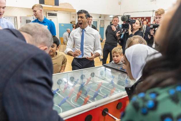 Bilder des Jahres 2023, News 10 Oktober News Themen der Woche KW39 News Bilder des Tages The Prime minister and his wife Akshata Murthy visit the Burnley Boys and Girls Club,in Burnley on the opening day of the Conservative party conference held in Manchester. The Prime Minister Rishi Sunak and his wife Akshata Murthy visit the Burnley Boys and Girls Club in Burnley on the opening day of the Conservative party conference held in Manchester. 1 October 2023, Credit:Jack Hill Avalon Norway, Longyearbyen  Copyright: xJackxHillx xAvalonx 0810061775