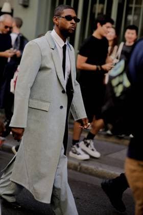 PFW - Valentino Street Style Street style, Usher arriving at Valentino Spring Summer 2024 show, held at Beaux Arts, Paris, France, on October 1, 2023. Photo by Marie-Paola Bertrand-Hillion ABACAPRESS.COM Paris France  Copyright: xBertrand-HillionxMarie-Paola ABACAx 870038_015 Bertrand-HillionxMarie-Paola ABACAx 870038_015