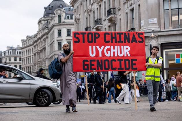 Bilder des Jahres 2023, News 10 Oktober News Themen der Woche KW39 News Bilder des Tages October 1, 2023, London, United Kingdom: A Uyghur is seen holding a huge placard with his fellow protester while marching at Oxford Circus during the joint rally. Hongkongers, Southern Mongolians, Tibetans and Uyghurs communities held an annual joint rally and march on the National Day of the People s Republic of China to protest against the violation of human rights by the Chinese Communist Party government. The rally called the public in the UK to defend human rights in China. London United Kingdom - ZUMAs197 20231001_aaa_s197_244 Copyright: xHestherxNgx