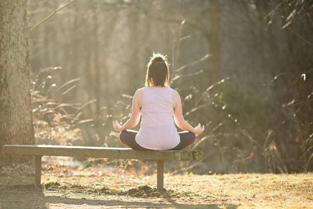 Woman sitting on a bench meditating in nature United States, Connecticut, West Hartford R_ASOG231001CC-1258783-01 ,model released, Symbolfoto