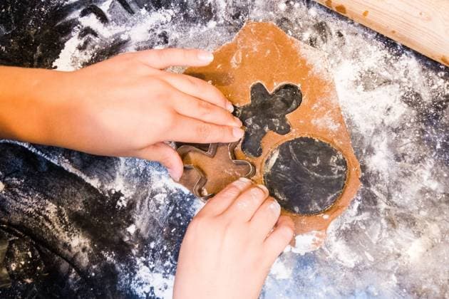 Overhead view of small hand cutting out Christmas cookies. Washington, District of Columbia, United States R_YWPB231001E-1260476-01 ,model released, Symbolfoto