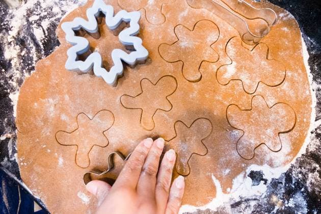 Overhead view of small hand cutting out Christmas cookies. Washington, District of Columbia, United States R_YWPB231001E-1260487-01 ,model released, Symbolfoto
