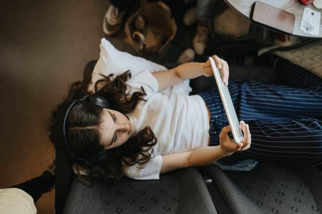 IMAGO Creative, Gesellschaft, Immer mehr Menschen haben Angst vor der Zukunft High angle view of girl using tablet PC while traveling in train Sweden, Gothenburg, model released Copyright: xMaskotx , MA104069 MA104069