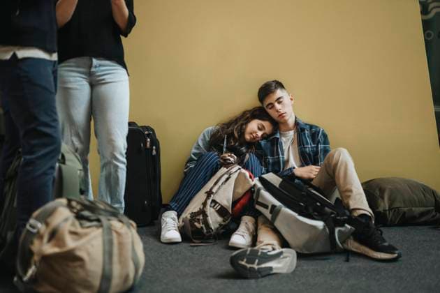 Creative Highlights Symbolbilder Brother and sister taking rest while sitting amidst luggage near yellow wall Sweden, Gothenburg, model released Copyright: xMaskotx , MA104092 MA104092