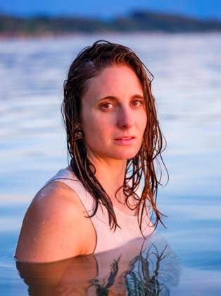 Creative Highlights Symbolbilder Junge Frau mit nassen langen Haaren im Wasser, Chiemsee, Chiemgau, Oberbayern, Bayern, Deutschland, Europa *** Boy Woman with wet long Hair at Water, Chiemsee, Chiemgau, Upper Bavaria, Bavaria, Germany, Europe Copyright: imageBROKER/HerbertxBerger ibxheb09681867.jpg ,model released, Symbolfoto ,property released
