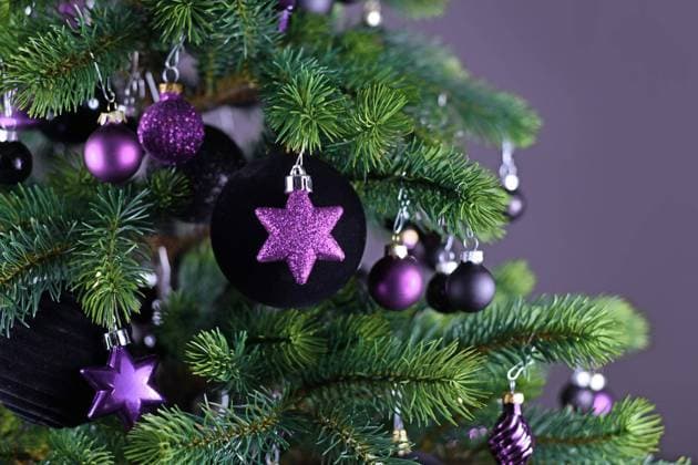  Nahaufnahme von sternförmigen lila Glas Baumschmuck Kugel mit geschmückten Weihnachtsbaum mit anderen saisonalen Baumschmuck auf dunkelgrauem Hintergrund *** Close-up from star purple Glass Tree decorations sphere with adorned Christmas tree with others seasonal Tree decorations at dark gray Background Copyright: imageBROKER/Firn ibxmob09681619.jpg RECORD DATE NOT STATED