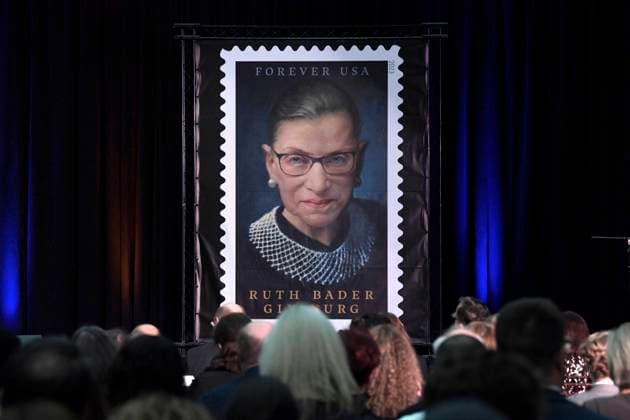 IMAGO ICONS: Ruth Bader Ginsburg View of a postage stamp honoring the late US judge Ruth Bader Ginsburg unveiled during a ceremony at the U.S. Postal Service s headquarters in Washington, USA, 2 October 2023. Unveil a postage stamp honoring late US judge Ruth Bader !ACHTUNG: NUR REDAKTIONELLE NUTZUNG!  Copyright: xLeninxNollyx USA9316 20231003-55012013027_1
