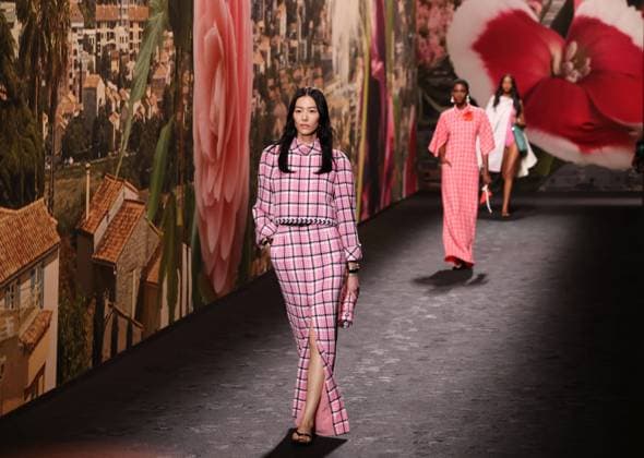 (231003) -- PARIS, Oct. 3, 2023 -- Chinese model Liu Wen (front) presents a creation by French fashion house Chanel as part of its Spring Summer 2024 ready-to-wear collections during the Paris Fashion Week in Paris, France, on Oct. 3, 2023. ) FRANCE-PARIS-FASHION WEEK-CHANEL GaoxJing 