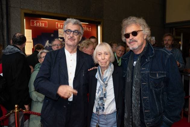 v.l. Regisseur Wim WENDERS, Marianne MENZE, Inhaberin der Lichtburg, Saenger Wolfgang NIEDECKEN Roter Teppich, Red Carpet Show, Ankunft, arrival, Filmpremiere ANSELM - Das Rauschen der Zeit in der Lichtburg in Essen, 03.10.2023. *** f l Director Wim WENDERS, Marianne MENZE, owner of the Lichtburg, Saenger Wolfgang NIEDECKEN Red carpet, Red Carpet Show, Arrival, Film premiere ANSELM The Rustle of Time at the Lichtburg in Essen, 03 10 2023