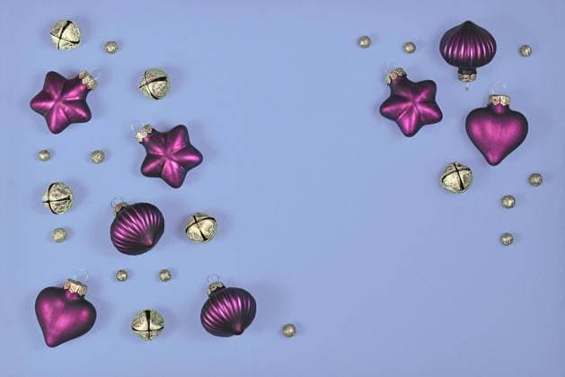  Weihnachten flach legen mit lila Baumschmuck Kugeln, goldene Glocken und Kugeln auf violettem Hintergrund mit leeren Kopie Raum in der Mitte *** Christmas flat lay with purple Tree decorations Bullets, Golden Bells and Balls at purple Background with Empty Copy Room in the Middle Copyright: imageBROKER/Firn ibxmob09683643.jpg