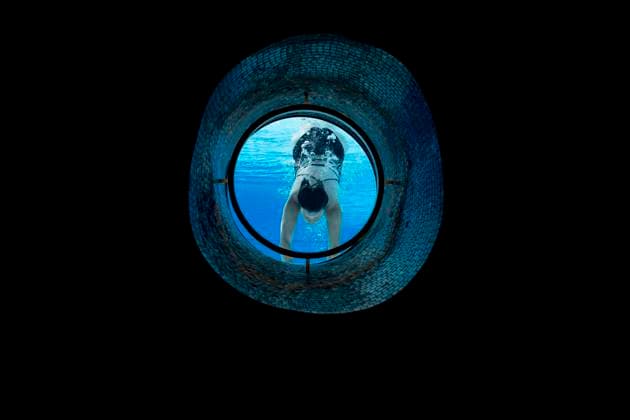 Creative Highlights Symbolbilder Frau Schwimmen im Schiff Bullauge in Unterwasser in Schwimmbad in einem sonnigen Tag in der Schweiz *** Woman Swimming at Ship Porthole in Underwater in Swimming pool in a sunny Day in the Switzerland Copyright: imageBROKER/MatsxSilvan. ibxvxo09685619.jpg ,model released, Symbolfoto ,property released
